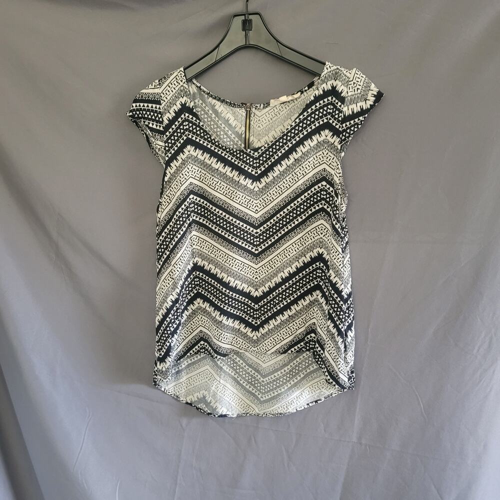 Pink Rose V-Neck Black & White Chevron Pattern Size M